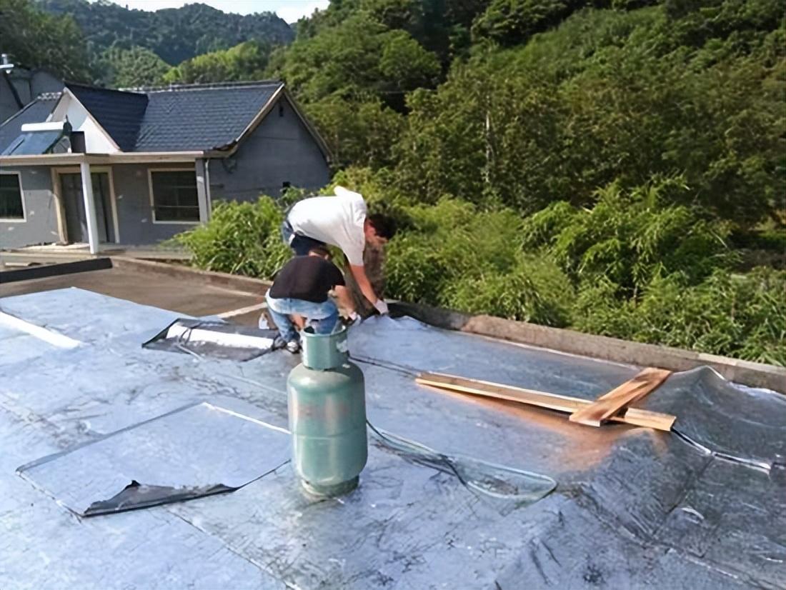 下雨天屋顶漏水怎么办？快来学会这些补漏技巧！